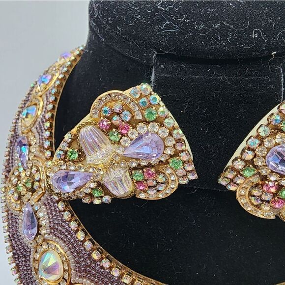 VINTAGE M&J HANSEN LAVENDER GLASS ALEXANDRITE RHINESTONE NECKLACE & EARRING SET - Picture 4 of 12